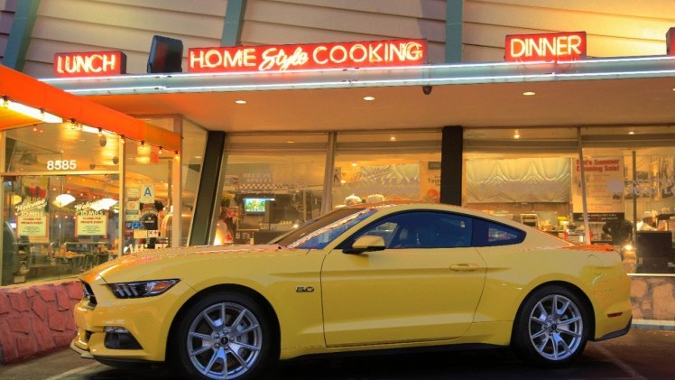Ford heeft vandaag de Nederlandse prijzen van de Mustang bekendgemaakt. Die prijzen vallen wel een tikkie duurder uit dan de Amerikaanse prijzen...