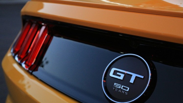 Ford heeft vandaag de Nederlandse prijzen van de Mustang bekendgemaakt. Die prijzen vallen wel een tikkie duurder uit dan de Amerikaanse prijzen...