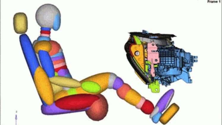De klep van het dashboardkastje van de Ford Mustang is ook meteen een knie-airbag.