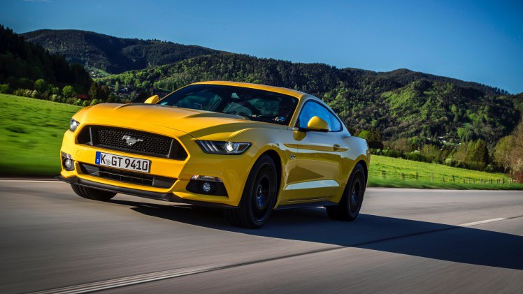 De klep van het dashboardkastje van de Ford Mustang is ook meteen een knie-airbag.