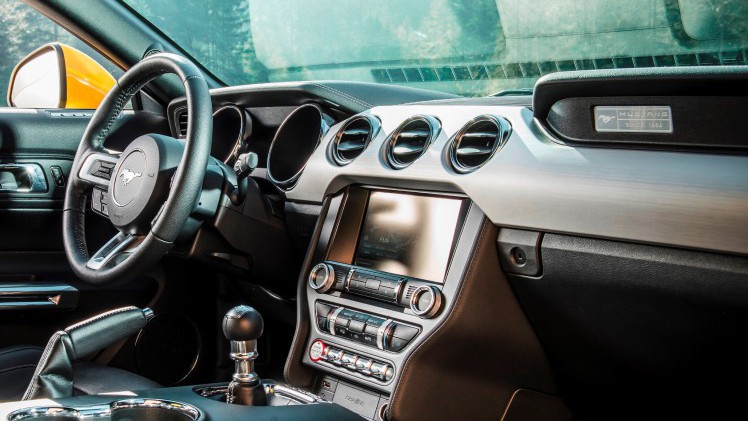 De klep van het dashboardkastje van de Ford Mustang is ook meteen een knie-airbag.