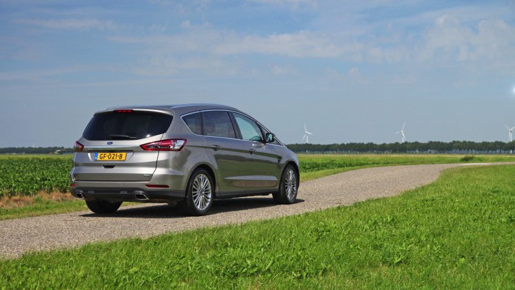 Autotest nieuwe Ford S-MAX 2.0 TDCi 180 pk Powershift Titanium. We rijden de nieuwe generatie S-MAX met nog meer veilige snufjes en meer finesse in het onderstel en de dieselmotor.