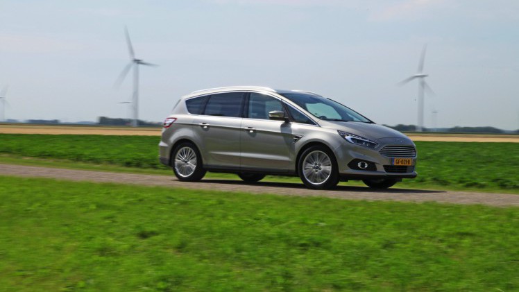 Autotest nieuwe Ford S-MAX 2.0 TDCi 180 pk Powershift Titanium. We rijden de nieuwe generatie S-MAX met nog meer veilige snufjes en meer finesse in het onderstel en de dieselmotor.