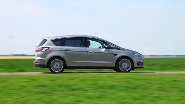 Autotest nieuwe Ford S-MAX 2.0 TDCi 180 pk Powershift Titanium. We rijden de nieuwe generatie S-MAX met nog meer veilige snufjes en meer finesse in het onderstel en de dieselmotor.