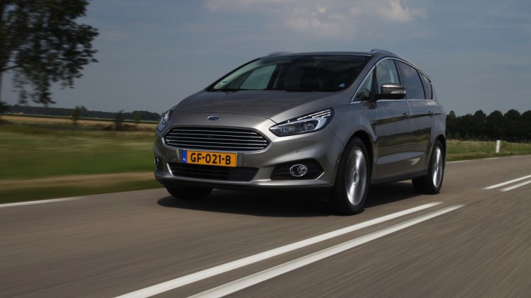 Autotest nieuwe Ford S-MAX 2.0 TDCi 180 pk Powershift Titanium. We rijden de nieuwe generatie S-MAX met nog meer veilige snufjes en meer finesse in het onderstel en de dieselmotor.