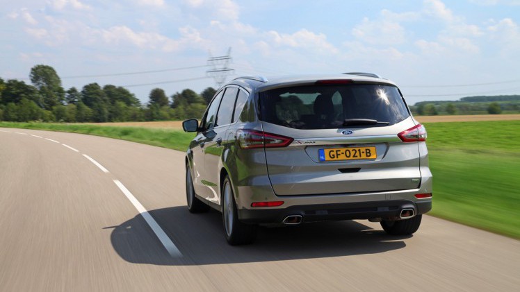 Autotest nieuwe Ford S-MAX 2.0 TDCi 180 pk Powershift Titanium. We rijden de nieuwe generatie S-MAX met nog meer veilige snufjes en meer finesse in het onderstel en de dieselmotor.