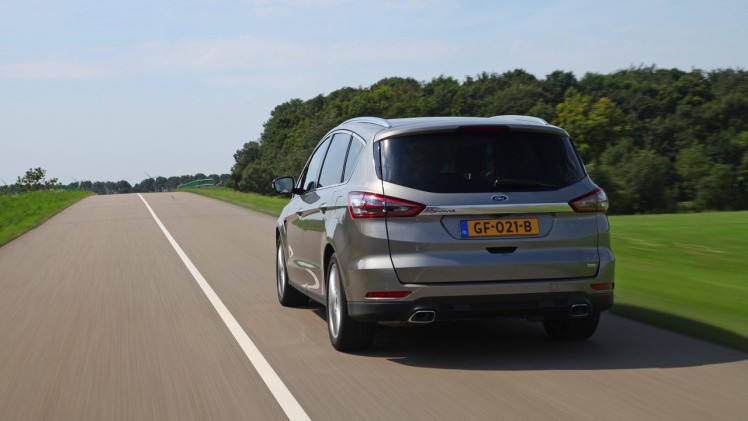 Autotest nieuwe Ford S-MAX 2.0 TDCi 180 pk Powershift Titanium. We rijden de nieuwe generatie S-MAX met nog meer veilige snufjes en meer finesse in het onderstel en de dieselmotor.