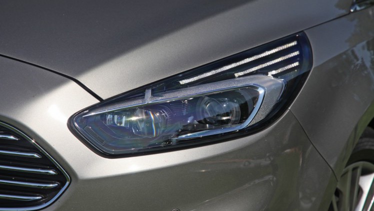 Autotest nieuwe Ford S-MAX 2.0 TDCi 180 pk Powershift Titanium. We rijden de nieuwe generatie S-MAX met nog meer veilige snufjes en meer finesse in het onderstel en de dieselmotor.