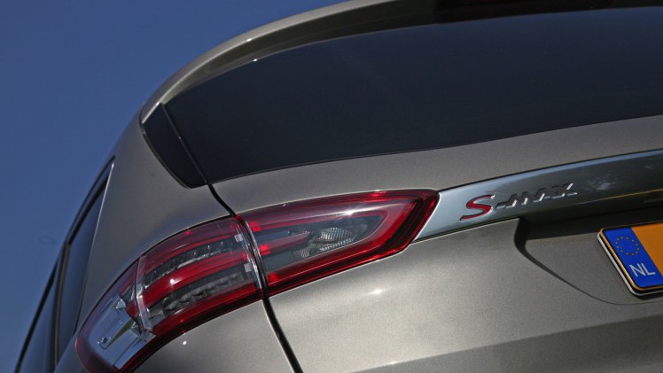 Autotest nieuwe Ford S-MAX 2.0 TDCi 180 pk Powershift Titanium. We rijden de nieuwe generatie S-MAX met nog meer veilige snufjes en meer finesse in het onderstel en de dieselmotor.