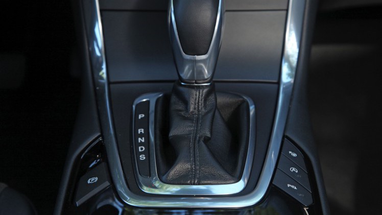 Autotest nieuwe Ford S-MAX 2.0 TDCi 180 pk Powershift Titanium. We rijden de nieuwe generatie S-MAX met nog meer veilige snufjes en meer finesse in het onderstel en de dieselmotor.
