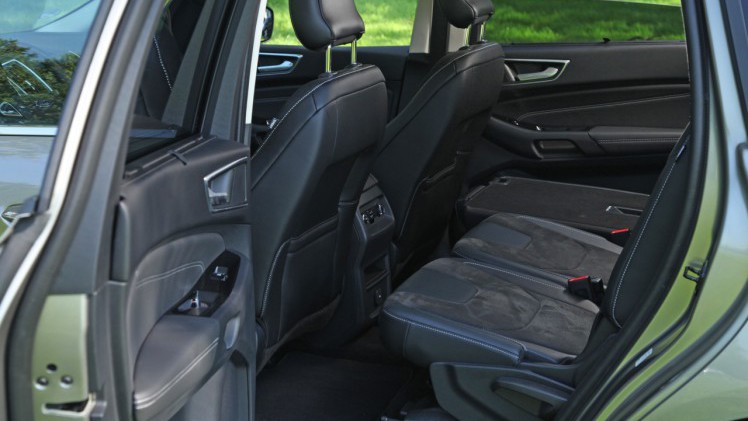 Autotest nieuwe Ford S-MAX 2.0 TDCi 180 pk Powershift Titanium. We rijden de nieuwe generatie S-MAX met nog meer veilige snufjes en meer finesse in het onderstel en de dieselmotor.