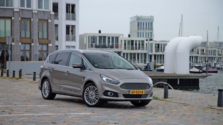 Autotest nieuwe Ford S-MAX 2.0 TDCi 180 pk Powershift Titanium. We rijden de nieuwe generatie S-MAX met nog meer veilige snufjes en meer finesse in het onderstel en de dieselmotor.