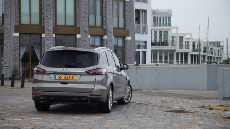 Autotest nieuwe Ford S-MAX 2.0 TDCi 180 pk Powershift Titanium. We rijden de nieuwe generatie S-MAX met nog meer veilige snufjes en meer finesse in het onderstel en de dieselmotor.
