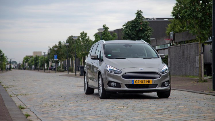Autotest nieuwe Ford S-MAX 2.0 TDCi 180 pk Powershift Titanium. We rijden de nieuwe generatie S-MAX met nog meer veilige snufjes en meer finesse in het onderstel en de dieselmotor.