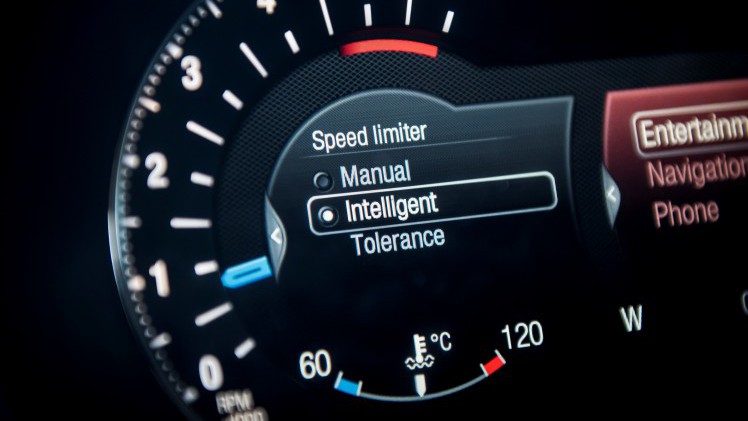Autotest nieuwe Ford S-MAX 2.0 TDCi 180 pk Powershift Titanium. We rijden de nieuwe generatie S-MAX met nog meer veilige snufjes en meer finesse in het onderstel en de dieselmotor.