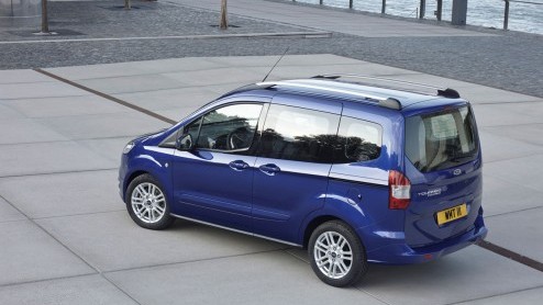 Het duurt nog tot september voordat de Ford Tourneo Courier in ons land arriveert, maar Ford heeft wel alvast de orderboeken geopend. Bestellen kan vanaf 20.995 euro.