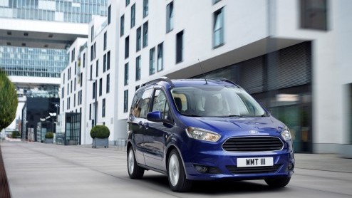 Het duurt nog tot september voordat de Ford Tourneo Courier in ons land arriveert, maar Ford heeft wel alvast de orderboeken geopend. Bestellen kan vanaf 20.995 euro.