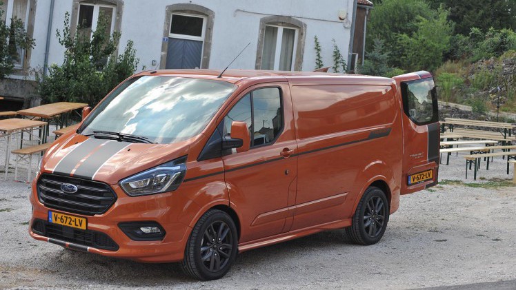 Ford geeft de Transit Custom niet alleen een facelift, maar zorgt tevens voor een opwaardering van interieur en bechikbare technieken.