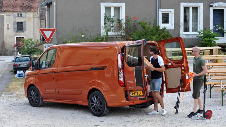 Ford geeft de Transit Custom niet alleen een facelift, maar zorgt tevens voor een opwaardering van interieur en bechikbare technieken.