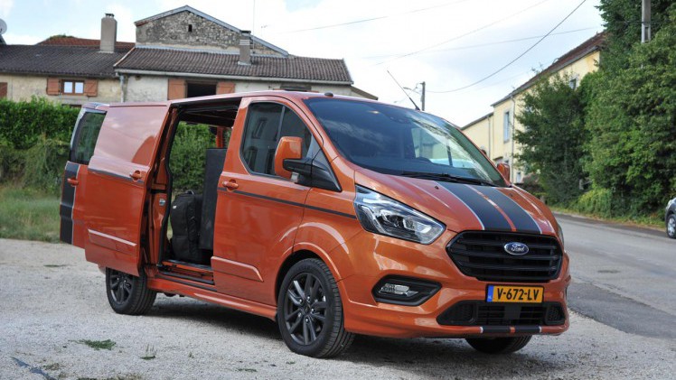 Ford geeft de Transit Custom niet alleen een facelift, maar zorgt tevens voor een opwaardering van interieur en bechikbare technieken.