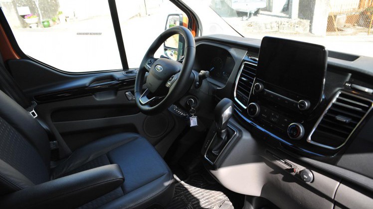 Ford geeft de Transit Custom niet alleen een facelift, maar zorgt tevens voor een opwaardering van interieur en bechikbare technieken.