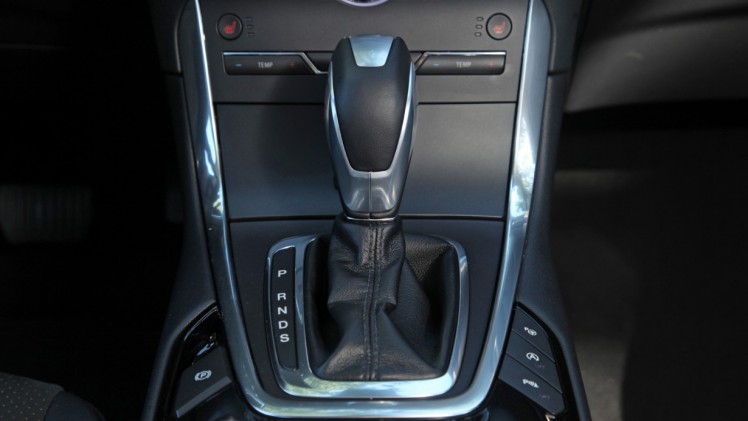 Ford focust met de conventionele zestrapsautomaat op benzinemotoren en koppelt de Powershift automaat met dubbele koppeling aan de diesels.