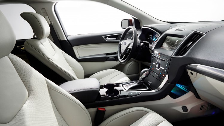 Ford focust met de conventionele zestrapsautomaat op benzinemotoren en koppelt de Powershift automaat met dubbele koppeling aan de diesels.