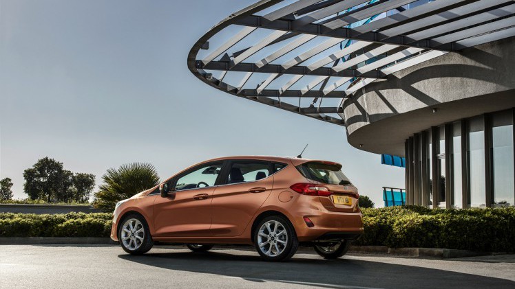 Ford heeft de prijzen bekendgemaakt van de nieuwe Fiesta. Die beginnen bij 14.995 euro, mits je gebruik maakt van de aankooppremie. Een First Edition Pack is ook van de partij.