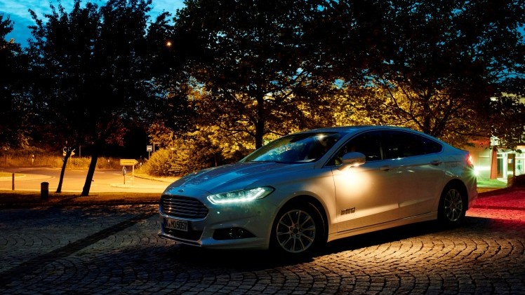 Ford maakt rijden in de nacht nog veiliger met Advanced Front Lighting en Sport Lighting om wegen, rotondes, voetgangers, fietsers en dieren te detecteren en te verlichten.