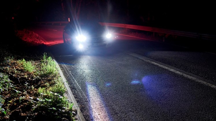 Ford maakt rijden in de nacht nog veiliger met Advanced Front Lighting en Sport Lighting om wegen, rotondes, voetgangers, fietsers en dieren te detecteren en te verlichten.
