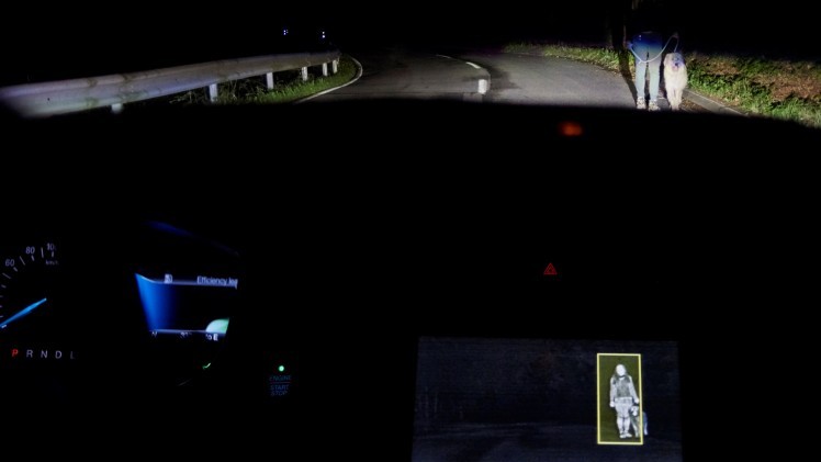 Ford maakt rijden in de nacht nog veiliger met Advanced Front Lighting en Sport Lighting om wegen, rotondes, voetgangers, fietsers en dieren te detecteren en te verlichten.