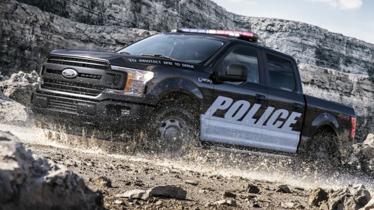 Ford presenteert de nieuwe lichting Amerikaanse Police Interceptors. Daar zit ook een primeur bij, want Ford levert de eerste hybride politieauto geschikt voor achtervolgingen.