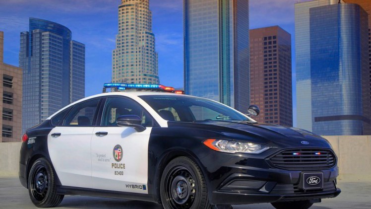 Ford presenteert de nieuwe lichting Amerikaanse Police Interceptors. Daar zit ook een primeur bij, want Ford levert de eerste hybride politieauto geschikt voor achtervolgingen.