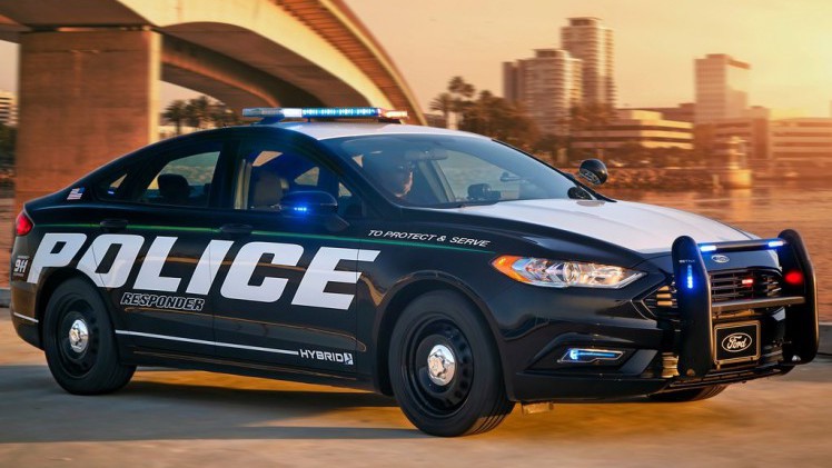 Ford presenteert de nieuwe lichting Amerikaanse Police Interceptors. Daar zit ook een primeur bij, want Ford levert de eerste hybride politieauto geschikt voor achtervolgingen.