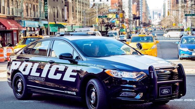 Ford presenteert de nieuwe lichting Amerikaanse Police Interceptors. Daar zit ook een primeur bij, want Ford levert de eerste hybride politieauto geschikt voor achtervolgingen.