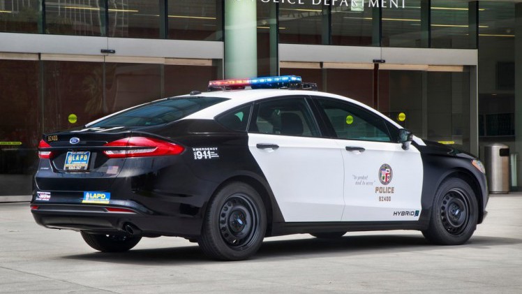 Ford presenteert de nieuwe lichting Amerikaanse Police Interceptors. Daar zit ook een primeur bij, want Ford levert de eerste hybride politieauto geschikt voor achtervolgingen.
