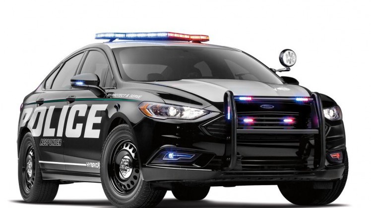 Ford presenteert de nieuwe lichting Amerikaanse Police Interceptors. Daar zit ook een primeur bij, want Ford levert de eerste hybride politieauto geschikt voor achtervolgingen.