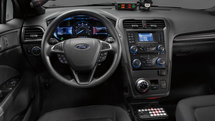 Ford presenteert de nieuwe lichting Amerikaanse Police Interceptors. Daar zit ook een primeur bij, want Ford levert de eerste hybride politieauto geschikt voor achtervolgingen.