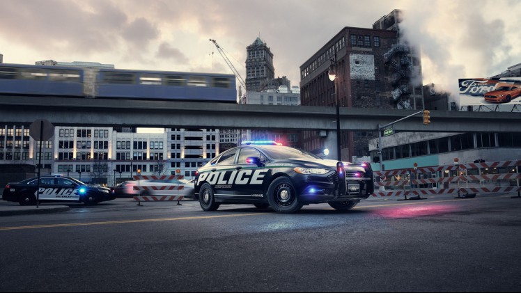 Ford presenteert de nieuwe lichting Amerikaanse Police Interceptors. Daar zit ook een primeur bij, want Ford levert de eerste hybride politieauto geschikt voor achtervolgingen.