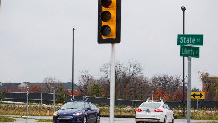Ford test autonoom rijden met Ford Mondeo in eigen stad Mcity van Michigan.