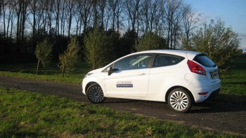 Wanneer je nu voor de keuze staat een nieuwe compacte auto aan te schaffen, zijn de mogelijkheden te over. Zoek je iets dynamisch, fris ogend en zuinig rijdend, dan verdient de nieuwe Ford Fiesta als