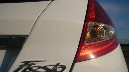 Wanneer je nu voor de keuze staat een nieuwe compacte auto aan te schaffen, zijn de mogelijkheden te over. Zoek je iets dynamisch, fris ogend en zuinig rijdend, dan verdient de nieuwe Ford Fiesta als