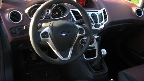 Wanneer je nu voor de keuze staat een nieuwe compacte auto aan te schaffen, zijn de mogelijkheden te over. Zoek je iets dynamisch, fris ogend en zuinig rijdend, dan verdient de nieuwe Ford Fiesta als
