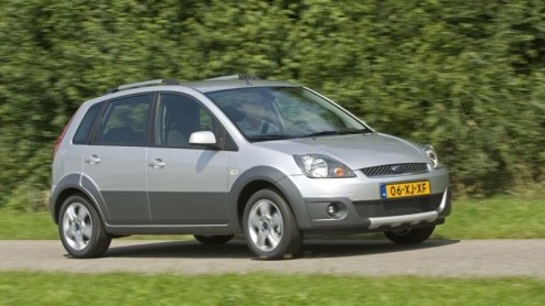 Nadat Volkswagen zo'n beetje alle modellen heeft voorzien van extra grijs plastic en wat hogere veren komt ook Ford met een wannabe terreinauto. We stellen je voor aan de Fiesta Crossroad.