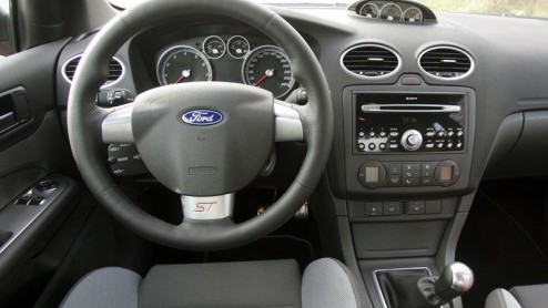 De Ford Focus ST is in het hot hatch segment een van de beste keuzes die je kunt maken. Als je een ST hebt aangeschaft dan mag je daar best trots op zijn. En dan doet Ford ineens dit.