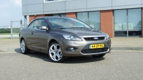 Ford heeft de Focus in het nieuw gestoken. En ja, dan kan de dakloze variant natuurlijk niet achterblijven. Tijd dus voor een blokje om met de vernieuwde Focus CC. De weergoden zaten tijdens onze test