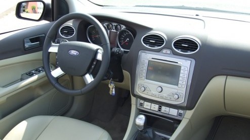 Ford heeft de Focus in het nieuw gestoken. En ja, dan kan de dakloze variant natuurlijk niet achterblijven. Tijd dus voor een blokje om met de vernieuwde Focus CC. De weergoden zaten tijdens onze test