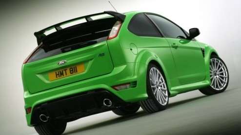 Bulderend nieuws! Ford grijpt de Londen Motor Show aan om de nieuwe Focus RS in de picture te zetten. Met een uitbundige uitstraling en een tot 300 pk opgefokte 2.5 liter turbomotor doet de Focus RS e