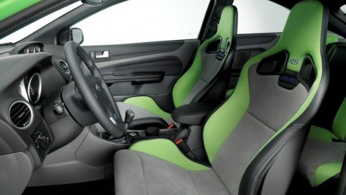 Bulderend nieuws! Ford grijpt de Londen Motor Show aan om de nieuwe Focus RS in de picture te zetten. Met een uitbundige uitstraling en een tot 300 pk opgefokte 2.5 liter turbomotor doet de Focus RS e