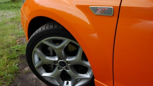 Fel oranje autos zie je niet vaak. Toch is er n auto waarbij die kleur helemaal thuishoort, en dan hebben we het niet over de General Lee van de Dukes of Hazzard. En als je de motor tot leven wekt,